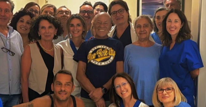Emilio, al centro, durante la festa per i suoi 22 anni di dialisi Emilio, al centro, durante la festa per i suoi 22 anni di dialisi