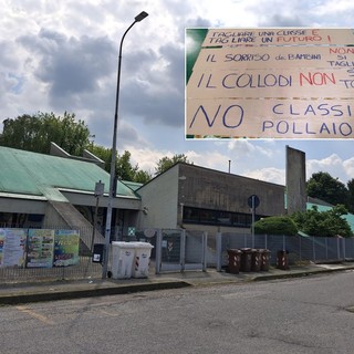 La scuola Collodi, nel riquadro gli striscioni preparati dai genitori