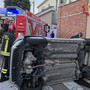 L'auto ribaltata dopo l'incidente stradale in via Roma a Fagnano Olona
