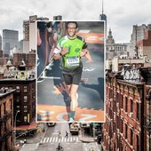 Paolo Bossi al traguardo, sullo sfondo la First Avenue, uno dei tratti maggiormente impegnativi della maratona di New York