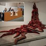 Una delle opere che saranno esposte nelle sale gemelle del Museo del Tessile. Nel riquadro, da sinistra, Erika Montedoro, Manuela Maffioli e Mimmo Totaro