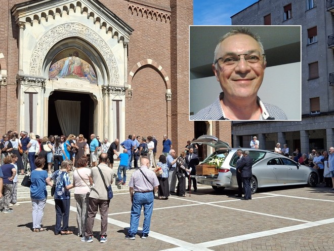 Il feretro sul sagrato di San Giulio, nel riquadro il sorriso di Davide Gorla, rievocato da tanti