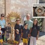 La famiglia Tacchi ad Assisi, nel riquadro la reliquia esposta stamattina in San Michele La famiglia Tacchi ad Assisi, nel riquadro la reliquia esposta stamattina in San Michele