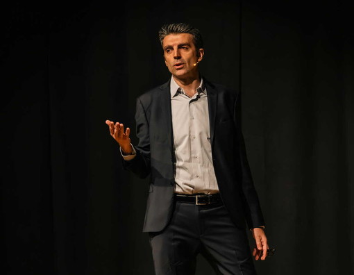 Federico Basso al Teatro Sociale Cajelli di Busto Arsizio con “Profilo Basso”: un viaggio ironico tra palco, TV e social