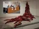 Una delle opere che saranno esposte nelle sale gemelle del Museo del Tessile. Nel riquadro, da sinistra, Erika Montedoro, Manuela Maffioli e Mimmo Totaro