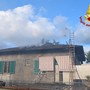 Le immagini dell'incendio del tetto della casa a Fagnano Olona nelle foto dei vigili del fuoco