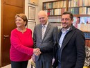 Convenzione firmata dalla presidente Garavaglia e dal sindaco Bona nello studio dell'avvocato Travi (al centro)