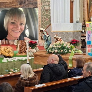 Ultimo saluto a Simona Vigini, l’esortazione della sorella: «Portate un po’ della sua spensieratezza nelle vostre vite»