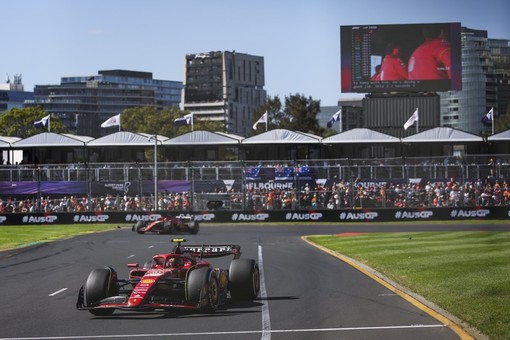 Super Ferrari in Australia! È doppietta con Sainz e Leclerc
