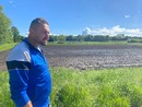 Fabio Pinton davanti alla campagna di Daverio sommersa dall'acqua e ora, con l'uscita del sole, invasa dal fango. Sotto nella gallery le foto dei terreni sommersi mercoledì scorso e l'indimenticabile papà Lino, da cui è nata l'azienda agricola, felice sul trattore
