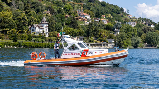 Superlavoro della Guardia Costiera nel weekend di Ferragosto sul lago Maggiore: 400 controlli e 13 salvataggi