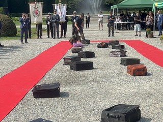 Alcune immagini della cerimonia dei 252 anni di fondazione della Guardia di Finanza che si è svolta sabato mattina ai Giardini Estensi di Varese