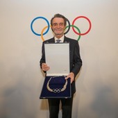 Il governatore Attilio Fontana con l’Ordine olimpico in argento ricevuto nei giorni scorsi dal Cio (foto d'archivio)