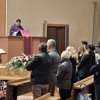 Il commosso addio a Paola Micali, familiari uniti per andare oltre il dolore Il commosso addio a Paola Micali, familiari uniti per andare oltre il dolore