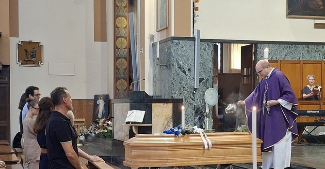 VIDEO - «Mio nonno un leone, la sua savana era il jazz»: lacrime, sorrisi e musica al funerale di Gianni Cazzola VIDEO - «Mio nonno un leone, la sua savana era il jazz»: lacrime, sorrisi e musica al funerale di Gianni Cazzola
