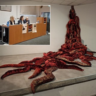 Una delle opere che saranno esposte nelle sale gemelle del Museo del Tessile. Nel riquadro, da sinistra, Erika Montedoro, Manuela Maffioli e Mimmo Totaro