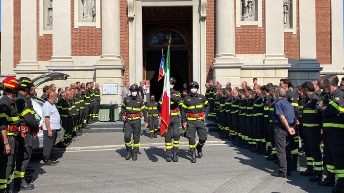 L’addio dei vigili del fuoco a Roberto Di Saverio: «Continuerai a svolgere la nostra missione da lassù»