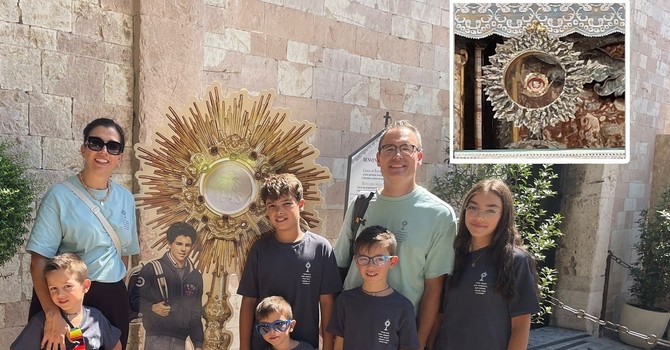 La famiglia Tacchi ad Assisi, nel riquadro la reliquia esposta stamattina in San Michele La famiglia Tacchi ad Assisi, nel riquadro la reliquia esposta stamattina in San Michele