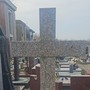 La croce depredata al cimitero di Sacconago