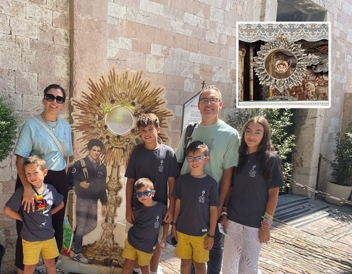 La famiglia Tacchi ad Assisi, nel riquadro la reliquia esposta stamattina in San Michele La famiglia Tacchi ad Assisi, nel riquadro la reliquia esposta stamattina in San Michele