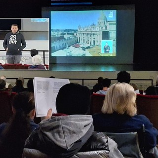 Al teatro Sant’Anna partecipazione commossa al funerale del papa: «Nel suo sorriso, il sorriso del Signore»