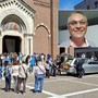 Il feretro sul sagrato di San Giulio, nel riquadro il sorriso di Davide Gorla, rievocato da tanti