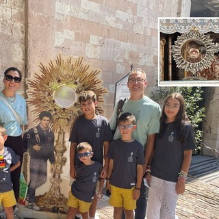 La famiglia Tacchi ad Assisi, nel riquadro la reliquia esposta stamattina in San Michele