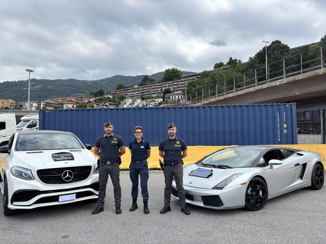 Le auto sequestrate al confine con la Svizzera