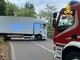 Il camion bloccato sul tornante della provinciale a Grantola Il camion bloccato sul tornante della provinciale a Grantola