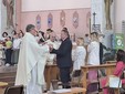 Lo scambio del segno di pace, con i sacerdoti e i familiari, durante la messa