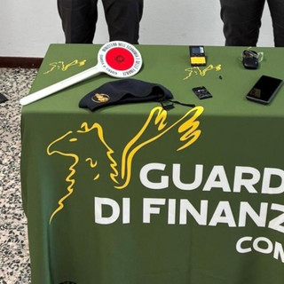 All'esame della patente con auricolare e ricetrasmittente sotto ai vestiti: denunciato un 22enne della provincia di Varese