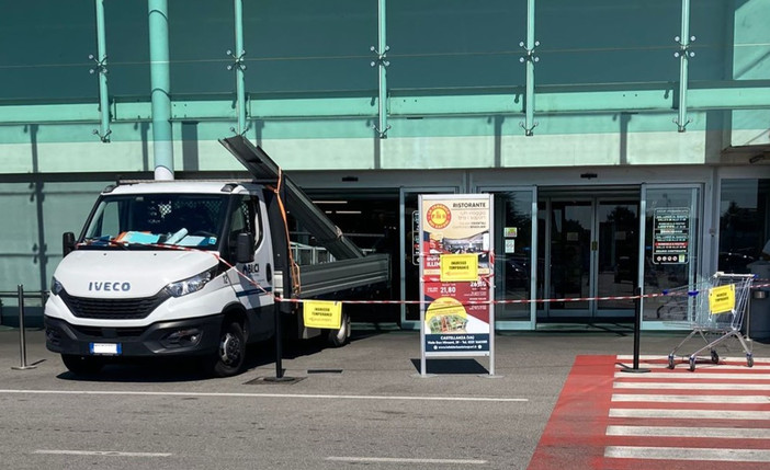 Operai al lavoro per ripristinare l'ingresso sfondato con l'auto ariete Operai al lavoro per ripristinare l'ingresso sfondato con l'auto ariete