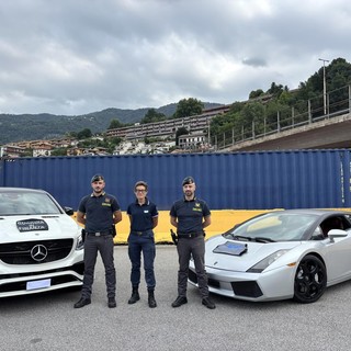 Le auto sequestrate al confine con la Svizzera