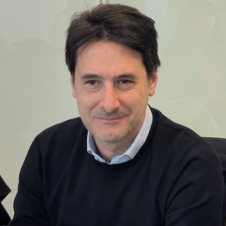 Guida con telefonino, Licata (Forza Italia): «No alla sospensione della patente se l’auto è ferma al semaforo»