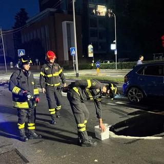 Le immagini dei vigili del fuoco dell'incidente di questa notte in via Noè a Gallarate