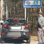 Sotto al sedile dell’auto 35 grammi di cocaina. Denunciato un italiano al confine con la Svizzera