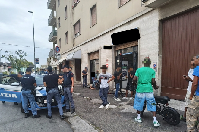 Giro di vite della polizia a Gallarate sulla sicurezza urbana: 61 persone identificate di cui 23 con precedenti. Sanzionate anche tre attività