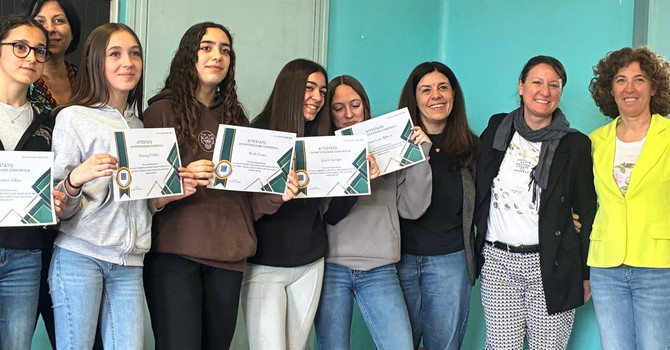 Un gruppo di studentesse che ha partecipato e lavorato al progetto