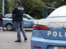 &quot;Scippa&quot; il telefono dal finestrino dell'auto e poi chiede soldi per restituirlo: arrestato