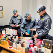 I profumi taroccati sequestrati a Cornaredo dalla Guardia di Finanza