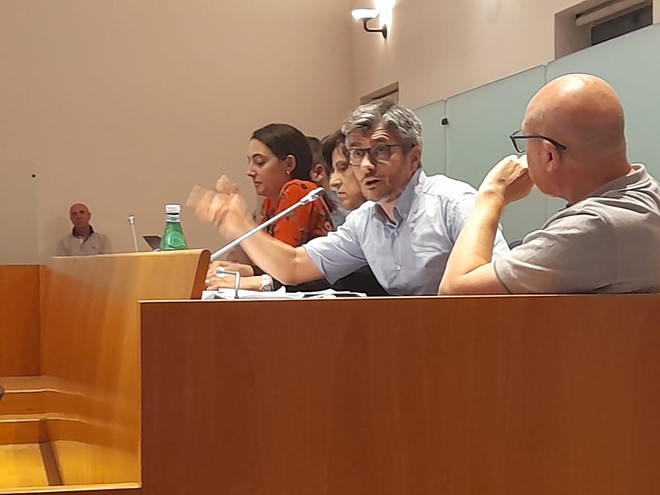 Giovanni Pignataro (Pd) tra i banchi del consiglio comunale di Gallarate Giovanni Pignataro (Pd) tra i banchi del consiglio comunale di Gallarate