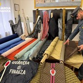 Sequestrati oltre 7 mila metri quadri di stoffa di marchi dell'alta moda contraffatti, indagini anche in provincia di Varese Sequestrati oltre 7 mila metri quadri di stoffa di marchi dell'alta moda contraffatti, indagini anche in provincia di Varese