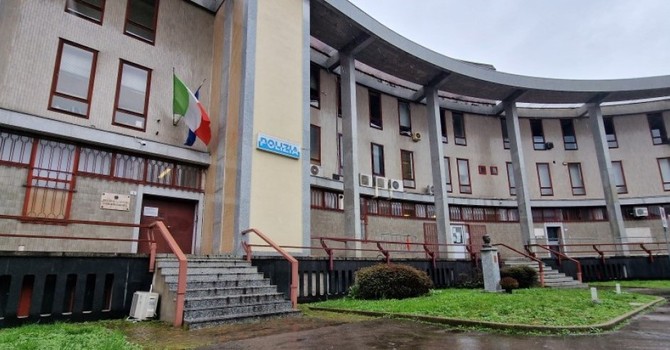 Ruba vestiti e prende a pugni un dipendente del negozio: ventiduenne arrestato