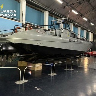 Il modello di "vedetta velocissima" della Guardia di Finanza in mostra a Volandia
