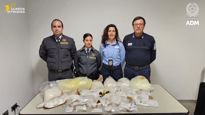 Stroncato all'aeroporto di Linate un traffico di cocaina, in manette due corrieri
