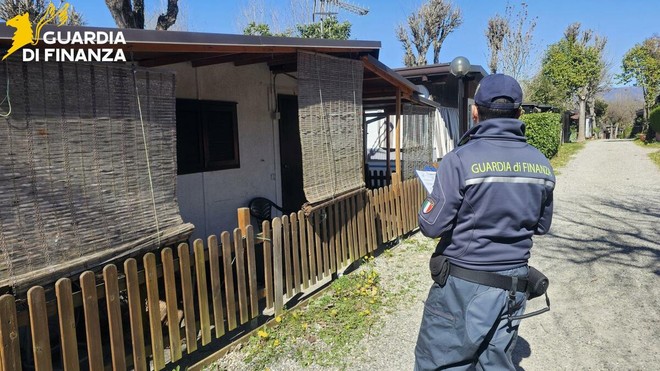 La Guardia di Finanza al campeggio sul lago di Comabbio La Guardia di Finanza al campeggio sul lago di Comabbio