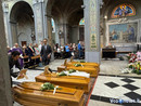 Le cinque bare allineate nella chiesa di Gravellona Toce (foto tratta da Vconews.it) Le cinque bare allineate nella chiesa di Gravellona Toce (foto tratta da Vconews.it)