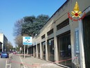 L'intervento dei vigili del fuoco e della polizia locale a Gallarate per il crollo di calcinacci in corso Sempione