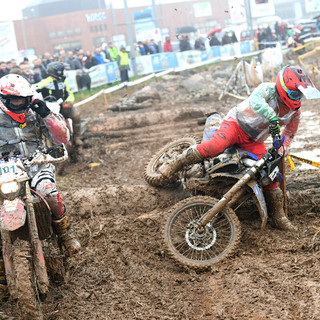 Fango e cadute nel 25° Green Pistons