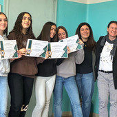 Un gruppo di studentesse che ha partecipato e lavorato al progetto